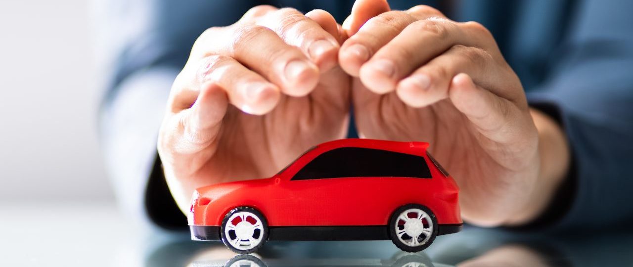 ¿Qué protege el seguro de cobertura completa en Ciudad de Panamá además de accidentes?