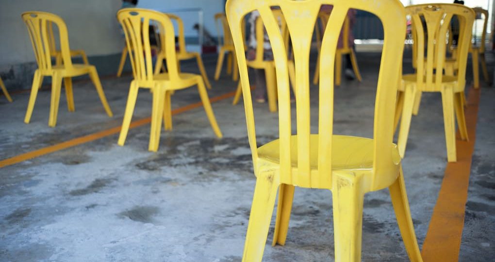 Mantenimiento fácil con sillas plásticas en República Dominicana